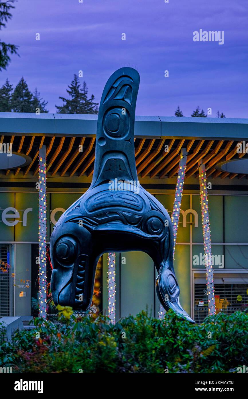 La scultura in bronzo di Bill Reid "Chief of the Undersea World" al di fuori dell'acquario di Vancouver, Stanley Park, Vancouver, British Columbia, Canada, Foto Stock