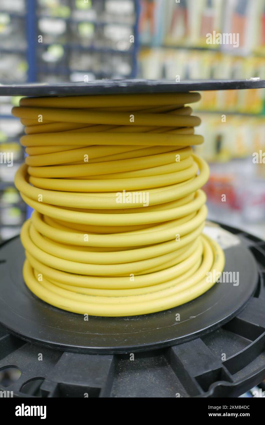 Molte fibre ottiche nel vassoio per cavi si chiudono Foto Stock
