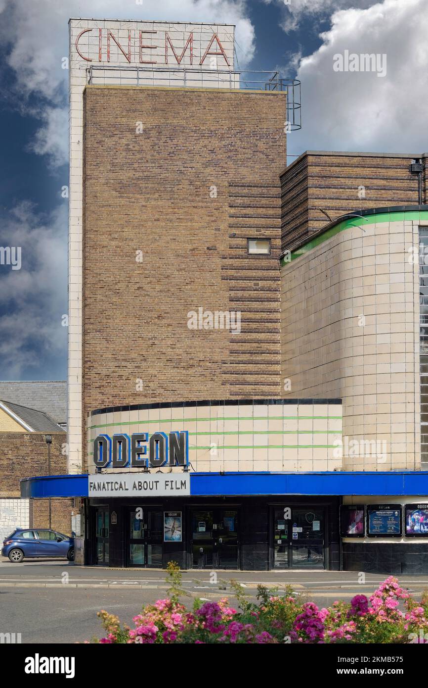 L'Harrogate Odeon è un cinema storico situato nella città di Harrogate, nel North Yorkshire, Inghilterra, e vanta una facciata in stile Art Deco. Foto Stock