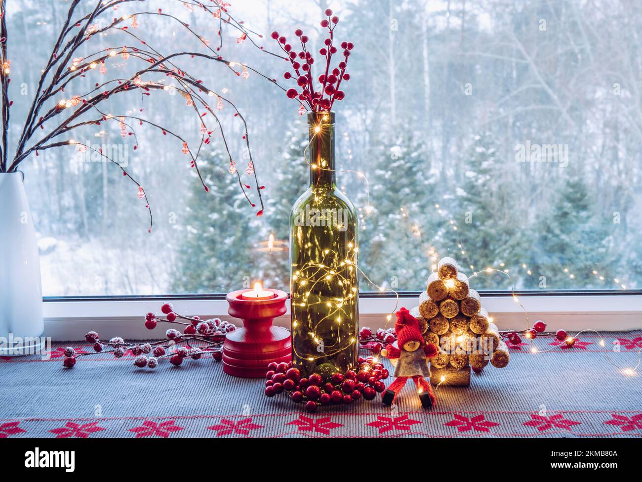 Set decorazione natalizia con bottiglia di vino riempito con micro luci partito LED e abete rosso fatto con tappi di vino usati, carina figurina di elfo d'annata. Foto Stock