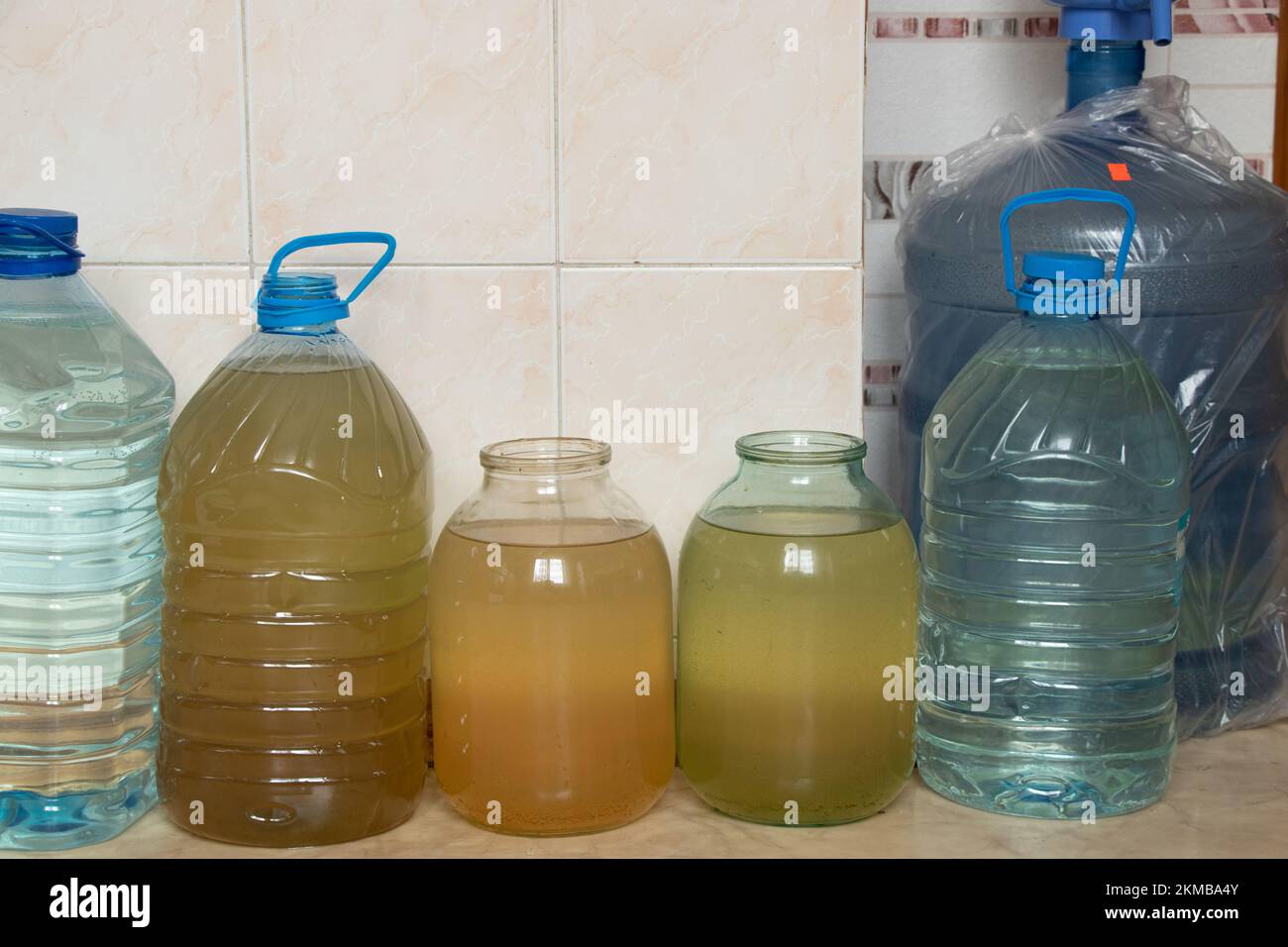 Bottiglie di plastica con acqua sul pavimento di una casa in Ucraina, bottiglie riempite di acqua a causa di un'interruzione di corrente durante gli attacchi di razzo in Ucraina, con Foto Stock