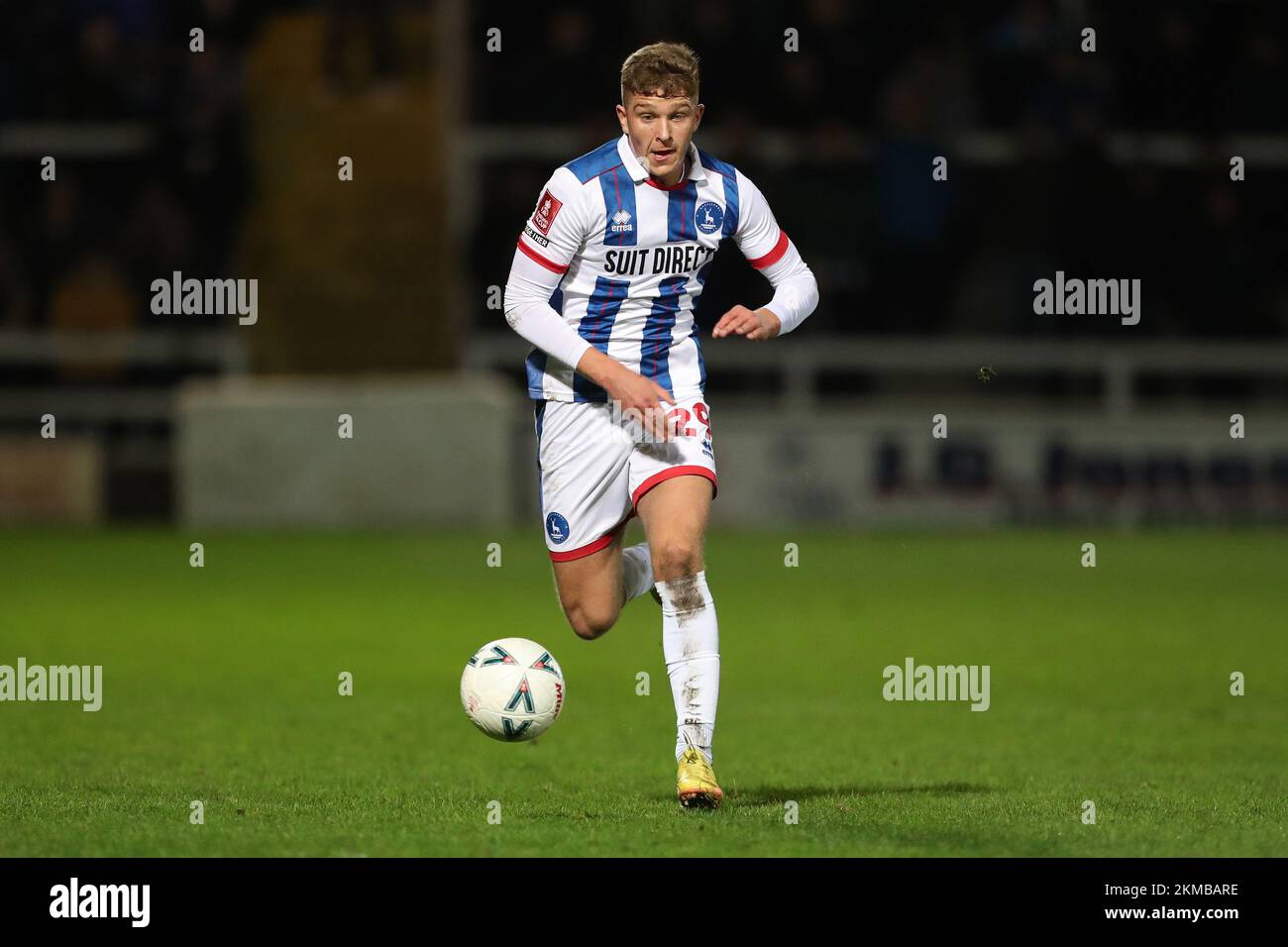 Louis Stephenson di Hartlepool United durante la seconda partita della fa Cup tra Hartlepool United e Harrogate Town a Victoria Park, Hartlepool, sabato 26th novembre 2022. (Credit: Marco Fletcher | NOTIZIE MI) Credit: NOTIZIE MI & Sport /Alamy Live News Foto Stock