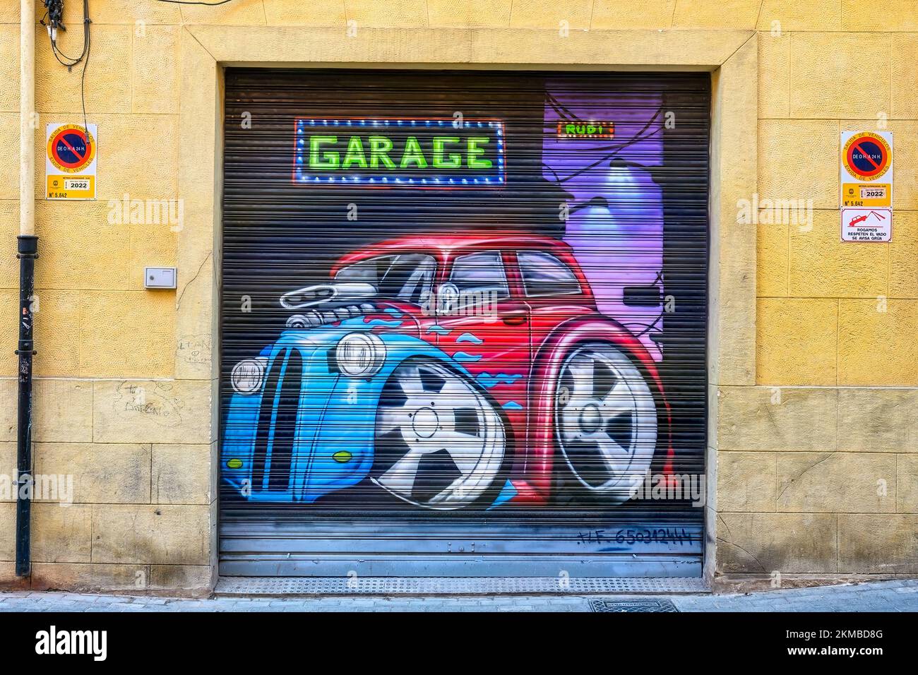 Graffiti in porta di Garage, Alicante, Spagna Foto Stock