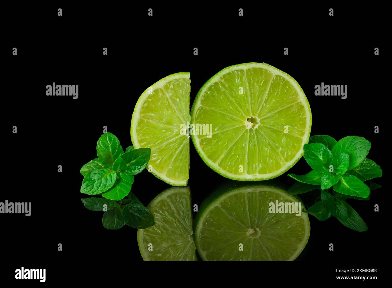 Natura morta, limone e lime su fondo nero Foto Stock