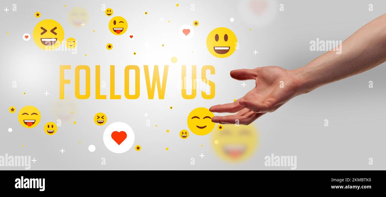 Primo piano di una mano ritagliata che punta al concetto di social media Foto Stock