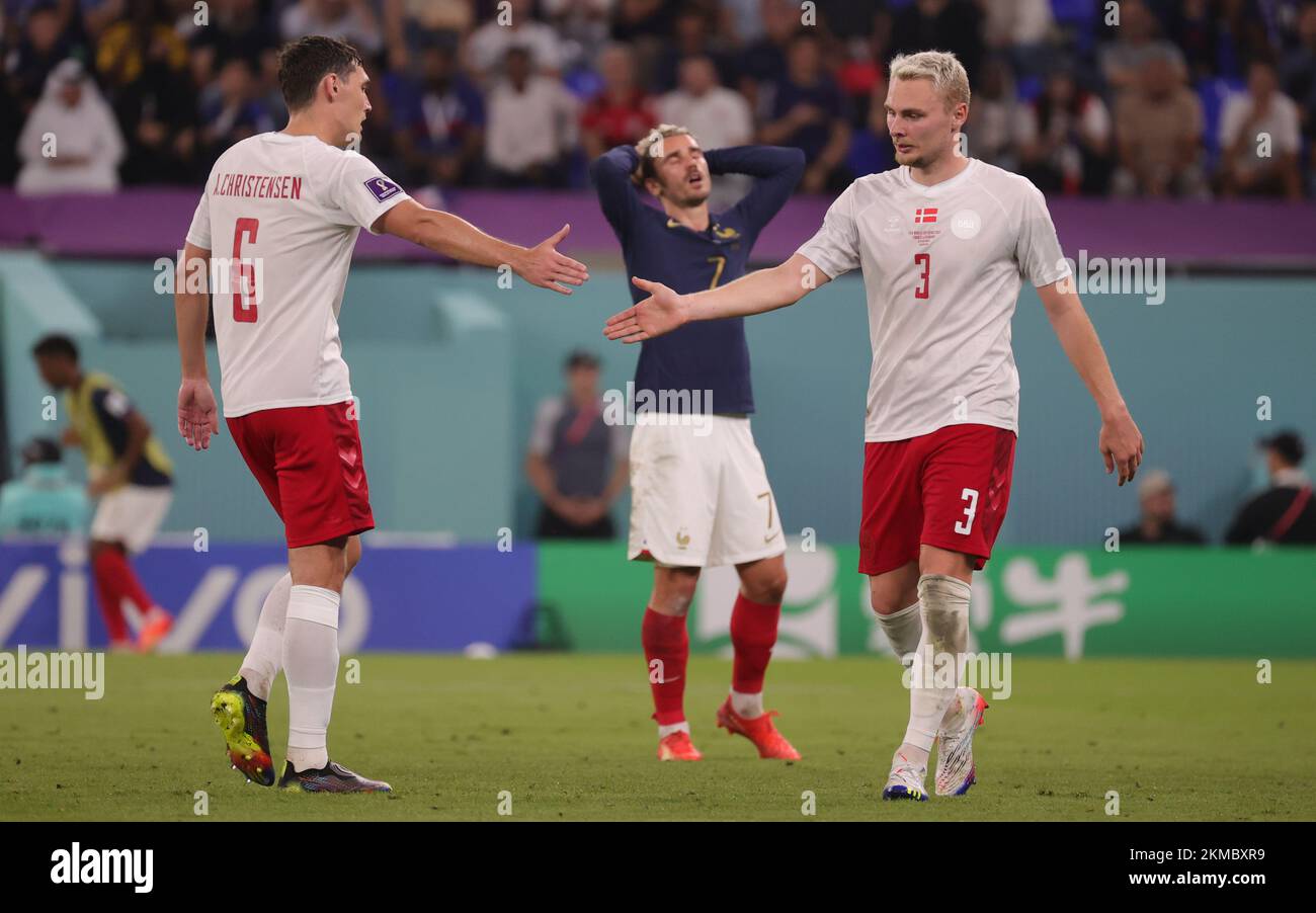 Il danese Andreas Christensen e il danese Victor Nelsson hanno mostrato una foto durante una partita di calcio tra la Francia e la Danimarca, nel Gruppo D della Coppa del mondo FIFA 2022, allo Stadio 974, a Doha, Stato del Qatar, sabato 26 novembre 2022. BELGA PHOTO VIRGINIE LEFOUR Foto Stock