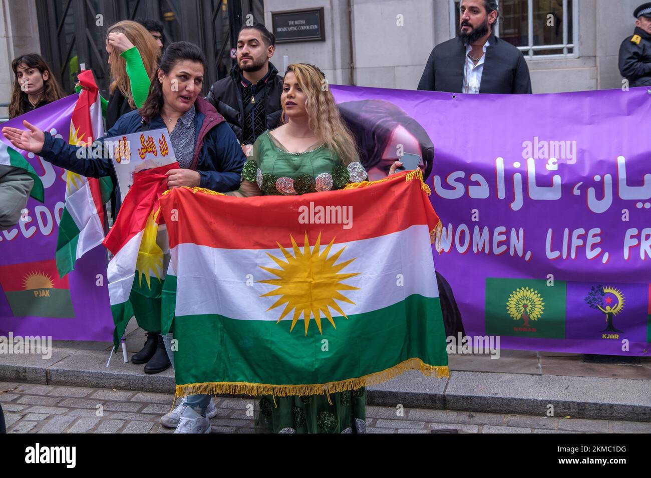 Londra, Regno Unito. 26 Nov 2022. Curdi, Balochs, arabi, turchi e altri marciano dalla BBC a Downing St, guidati da donne per protestare contro la morte di Jina Mahsa Amini, chiedendo la fine dell'oppressione e della discriminazione di tutte le comunità etniche in Iran e il rilascio dei prigionieri politici iraniani, oltre la metà dei quali curdi. Amini era un curdo, e il suo nome curdo Jina e l'intera lingua curda, insieme a quello di altre comunità non-Fars è vietato in Iran. Peter Marshall/Alamy Live News Foto Stock