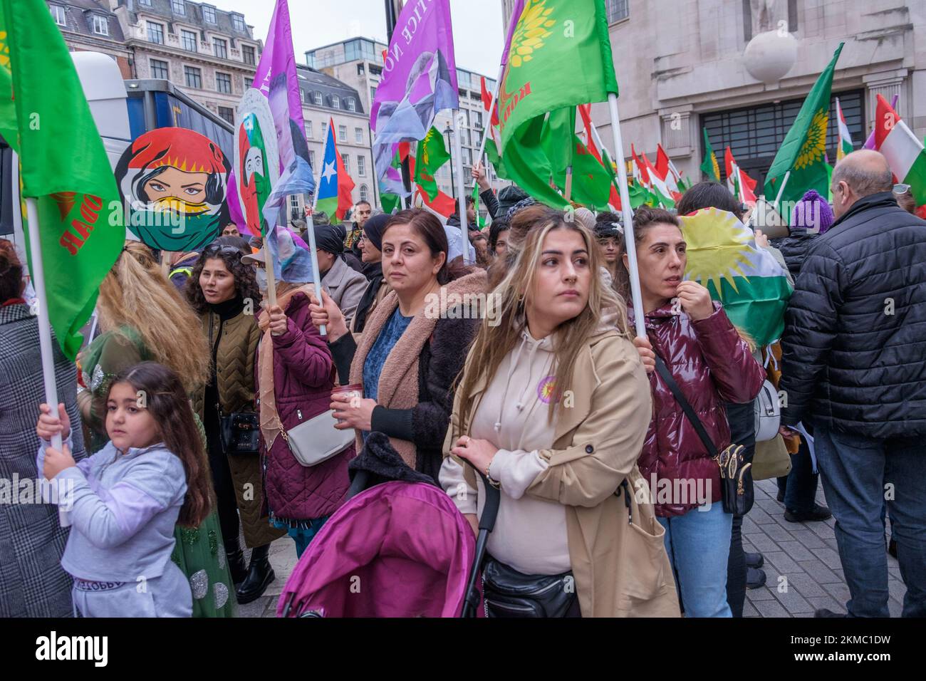 Londra, Regno Unito. 26 Nov 2022. Curdi, Balochs, arabi, turchi e altri marciano dalla BBC a Downing St, guidati da donne per protestare contro la morte di Jina Mahsa Amini, chiedendo la fine dell'oppressione e della discriminazione di tutte le comunità etniche in Iran e il rilascio dei prigionieri politici iraniani, oltre la metà dei quali curdi. Amini era un curdo, e il suo nome curdo Jina e l'intera lingua curda, insieme a quello di altre comunità non-Fars è vietato in Iran. Peter Marshall/Alamy Live News Foto Stock