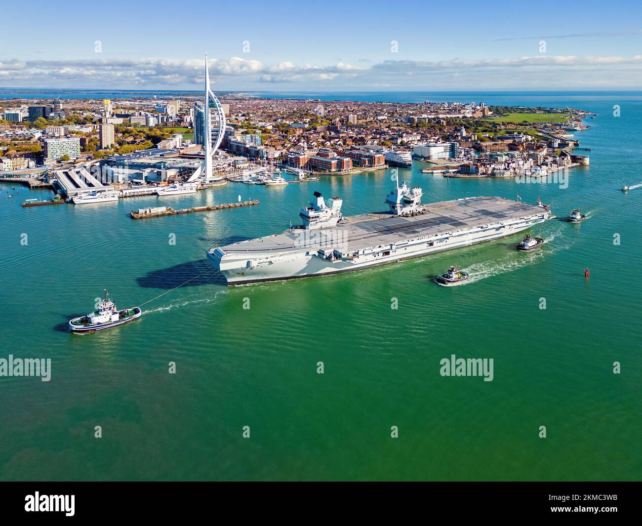 La portaerei della Royal Navy, HMS Queen Elizabeth, entra nel porto di Portsmouth. Foto Stock