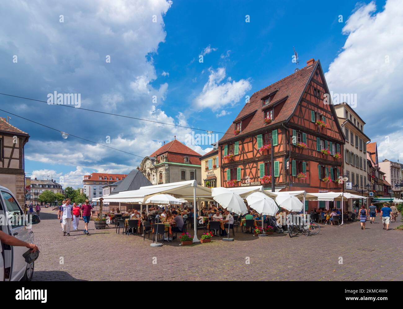 Colmar (Colmer, Kolmar) : ristorante Pfeffel in piazza Place d'Unterlinden, casa a graticcio, Città Vecchia in Alsazia (Elsass), Alto Reno (Oberelsass), Foto Stock