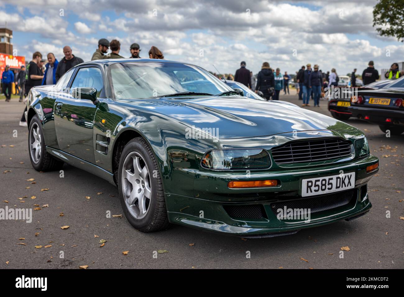 1997 Aston Martin Virage ‘R585 DKX’ in mostra allo Scramble di ottobre tenutosi presso il Bicester Heritage Centre il 9th ottobre 2022 Foto Stock