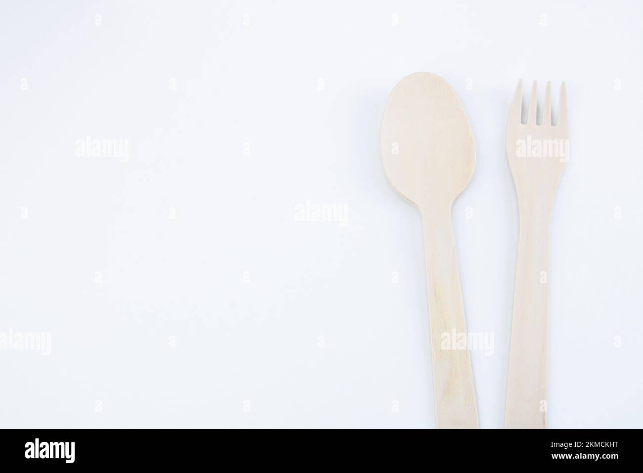 eco friendly utensili da cucina usa e getta su uno sfondo bianco. forchetta in legno, cucchiaio. Ecologia, concetto di zero sprechi. Vista dall'alto. Giacitura piatta. Foto Stock