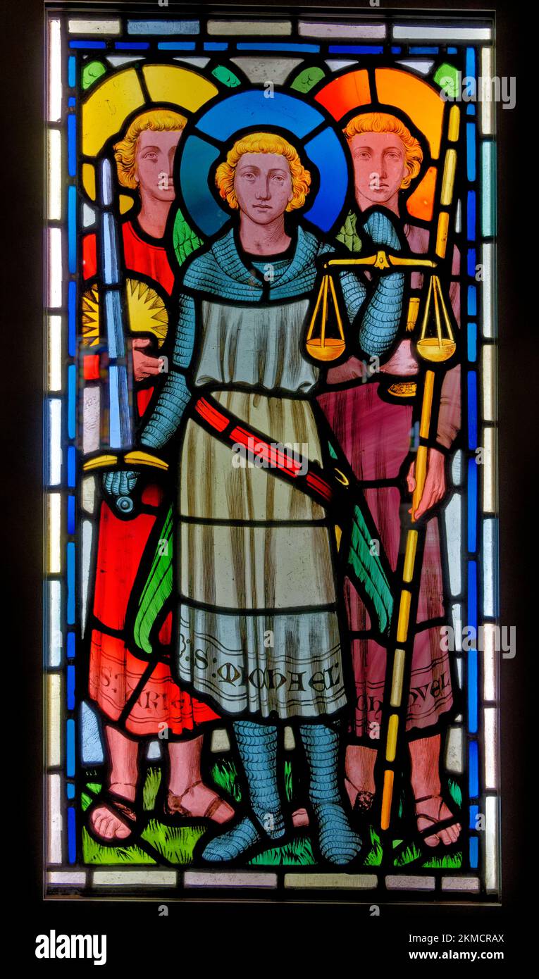 Vetrata dei Santi Arcangeli Michele, Uriel e Ghamuel a Castell Coch o Castello Coch - il Castello Rosso, Tongwynlais, Cardiff, Galles, uni Foto Stock