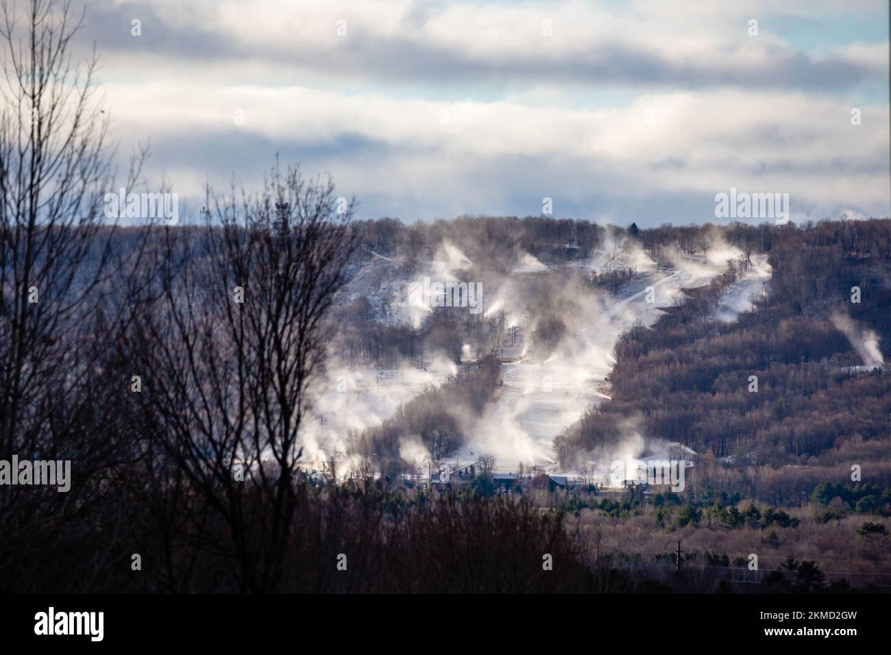 Cannoni da neve che innevano sulla Granite Peak Ski Hill a Rib Mountain, Wausau, Wisconsin poco prima dell'apertura, orizzontali Foto Stock