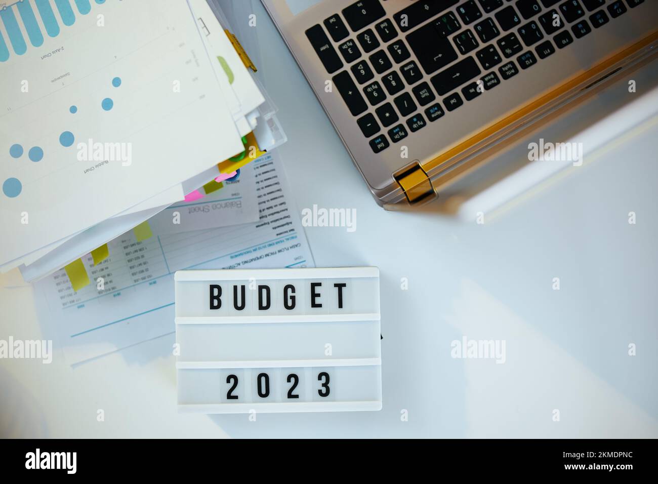 budget e tempo fiscale. documenti e computer portatile al tavolo. Foto Stock