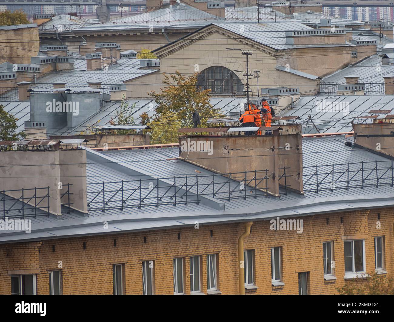 Gli ingegneri delle telecomunicazioni lavorano presso un'antenna di montaggio del tetto, tecnici di manutenzione Foto Stock