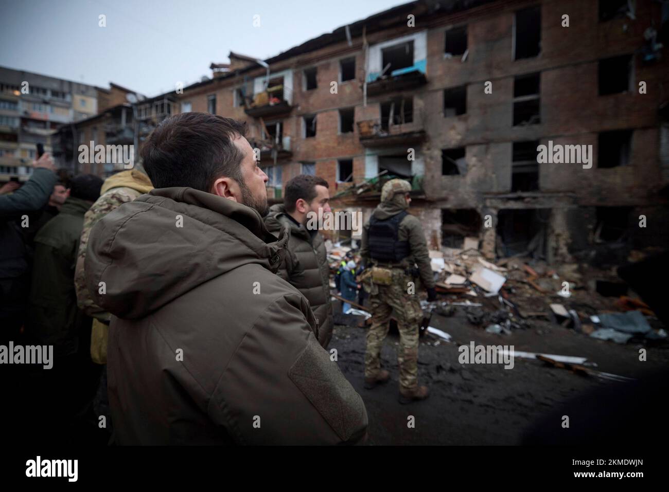 Kiev, Ucraina. 25th Nov 2022. Il presidente ucraino Volodymyr Zelenskyy, a destra, vede la distruzione di appartamenti civili da parte di missili russi, vice capo dell'ufficio del presidente Kyrylo Tymoshenko, a destra, 25 novembre 2022 a Vyshgorod, Kyiv Oblast, Ucraina. Credit: Presidenza Ucraina/Ufficio stampa presidenziale Ucraina/Alamy Live News Foto Stock