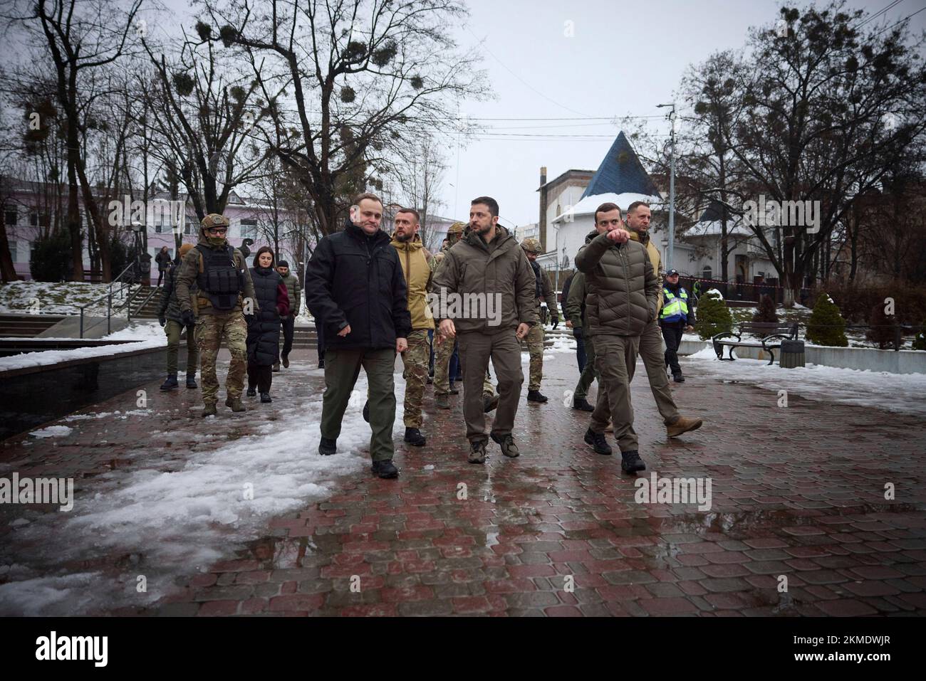 Kiev, Ucraina. 25th Nov 2022. Il presidente ucraino Volodymyr Zelenskyy, centro, visita la distruzione di appartamenti civili da parte di missili russi con il governatore di Kiev Oleksiy Kuleba, a sinistra, e vice capo dell'ufficio del presidente Kyrylo Tymoshenko, 25 novembre 2022 a Vyshgorod, Kyiv Oblast, Ucraina. Credit: Presidenza Ucraina/Ufficio stampa presidenziale Ucraina/Alamy Live News Foto Stock