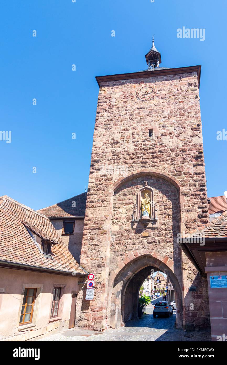 Molsheim: Forge torre, ex porta della città, porte des forgerons in Alsazia (Elsass), Bas-Rhin (Unterelsass), Francia Foto Stock