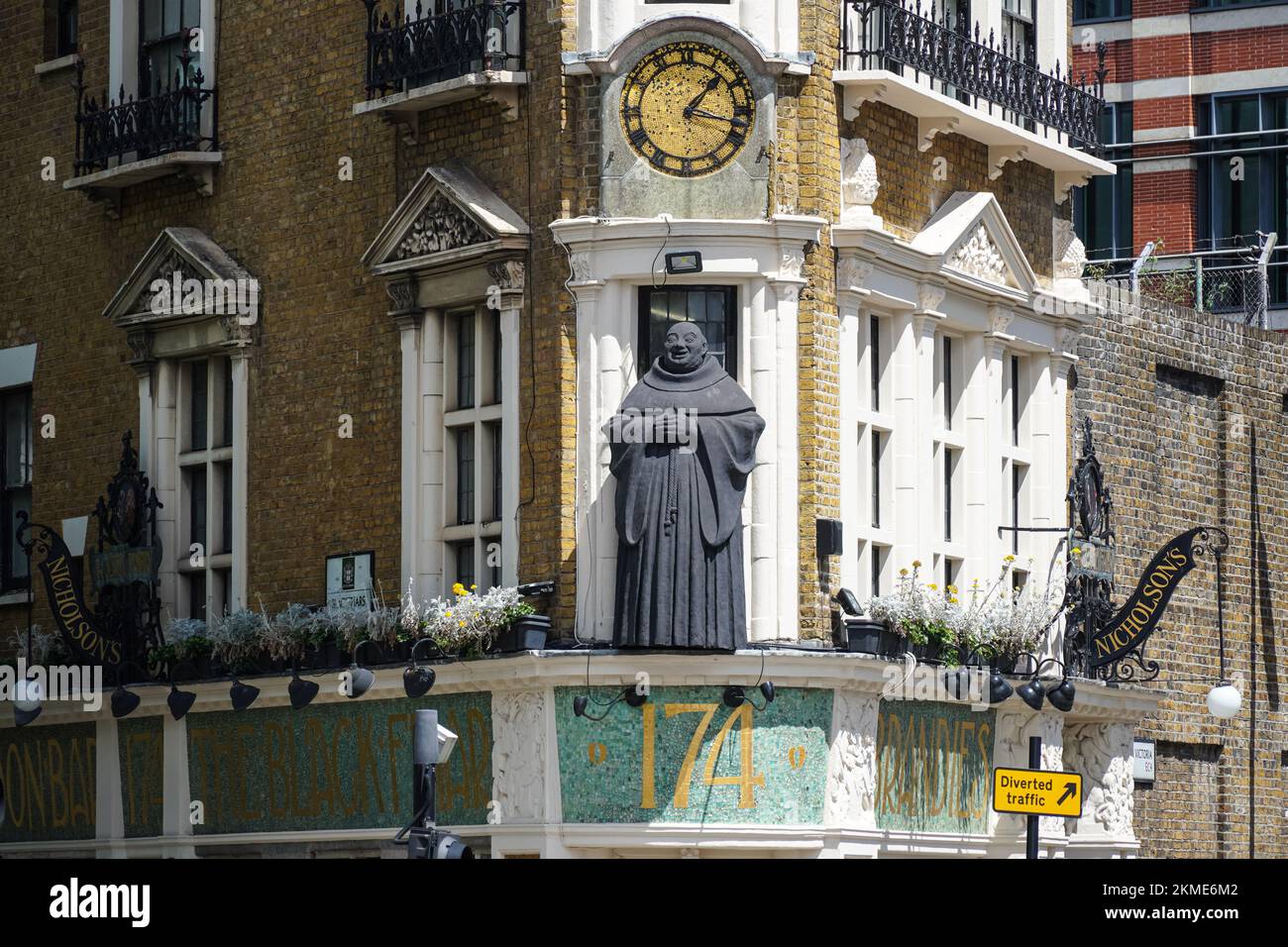 Statua del monaco davanti al pub Blackfriar a Blackfriars, Londra, Inghilterra Regno Unito Foto Stock