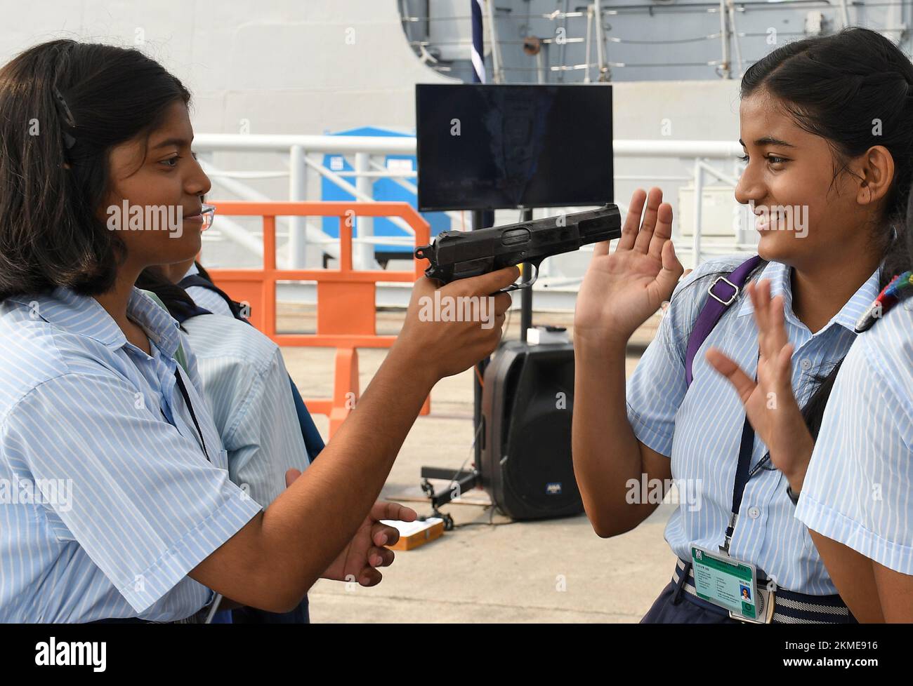 Mumbai, India. 26th Nov 2022. Una bambina della scuola punta una pistola al  suo amico tenuto per esposizione dalla Marina indiana alla loro stalla al  cantiere navale di Mumbai. Come parte della