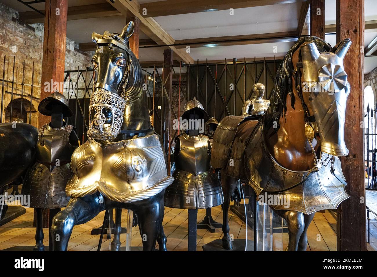 Collezione di armature reali, cavalli corazzati in mostra nell'armeria alla Torre di Londra, Londra Inghilterra Regno Unito Regno Unito Foto Stock