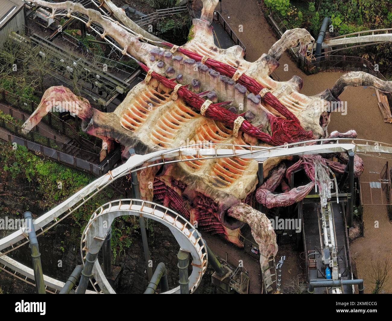 Drone aereo da The Air riprese di Nemesis Rollercoaster a Alton Towers in fase di rimozione 2022 , l'ultima sezione di traccia può essere visto rimosso Foto Stock