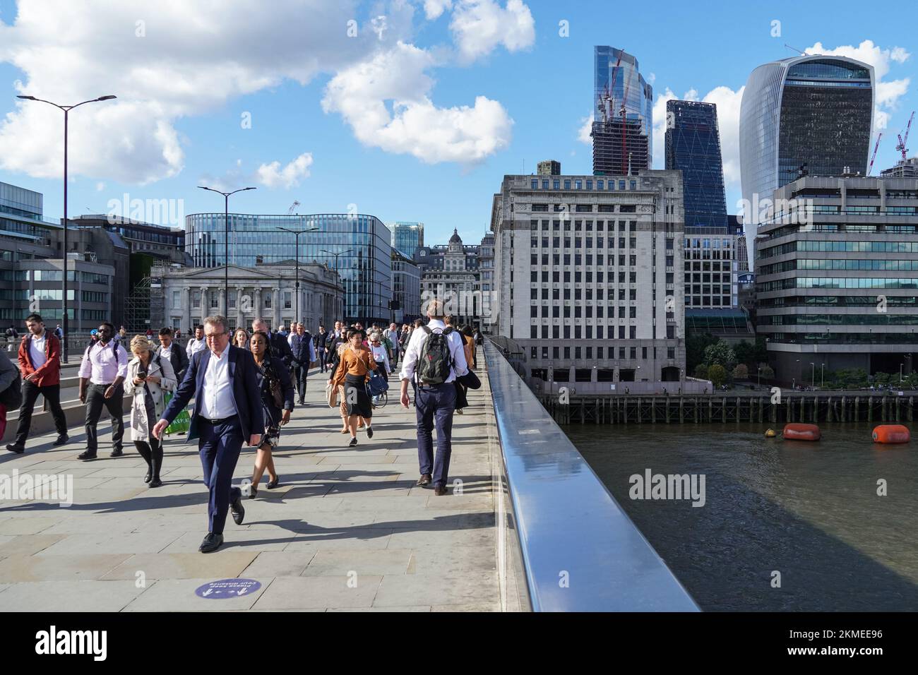Impiegati che attraversano London Bridge, Londra, Inghilterra, Regno Unito, Regno Unito Foto Stock