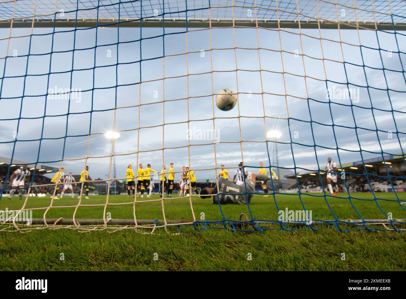 Hartlepool, Regno Unito. 19th Nov 2022. I calci gratuiti di Hartlepool United's Callum Cooke sono troppo caldi per essere in grado di affrontare il Pete Jameson di Harrogate Town durante la partita di fa Cup Second Round tra Hartlepool United e Harrogate Town a Victoria Park, Hartlepool, sabato 26th novembre 2022. (Credit: Scott Llewellyn | NOTIZIE MI) Credit: NOTIZIE MI & Sport /Alamy Live News Foto Stock