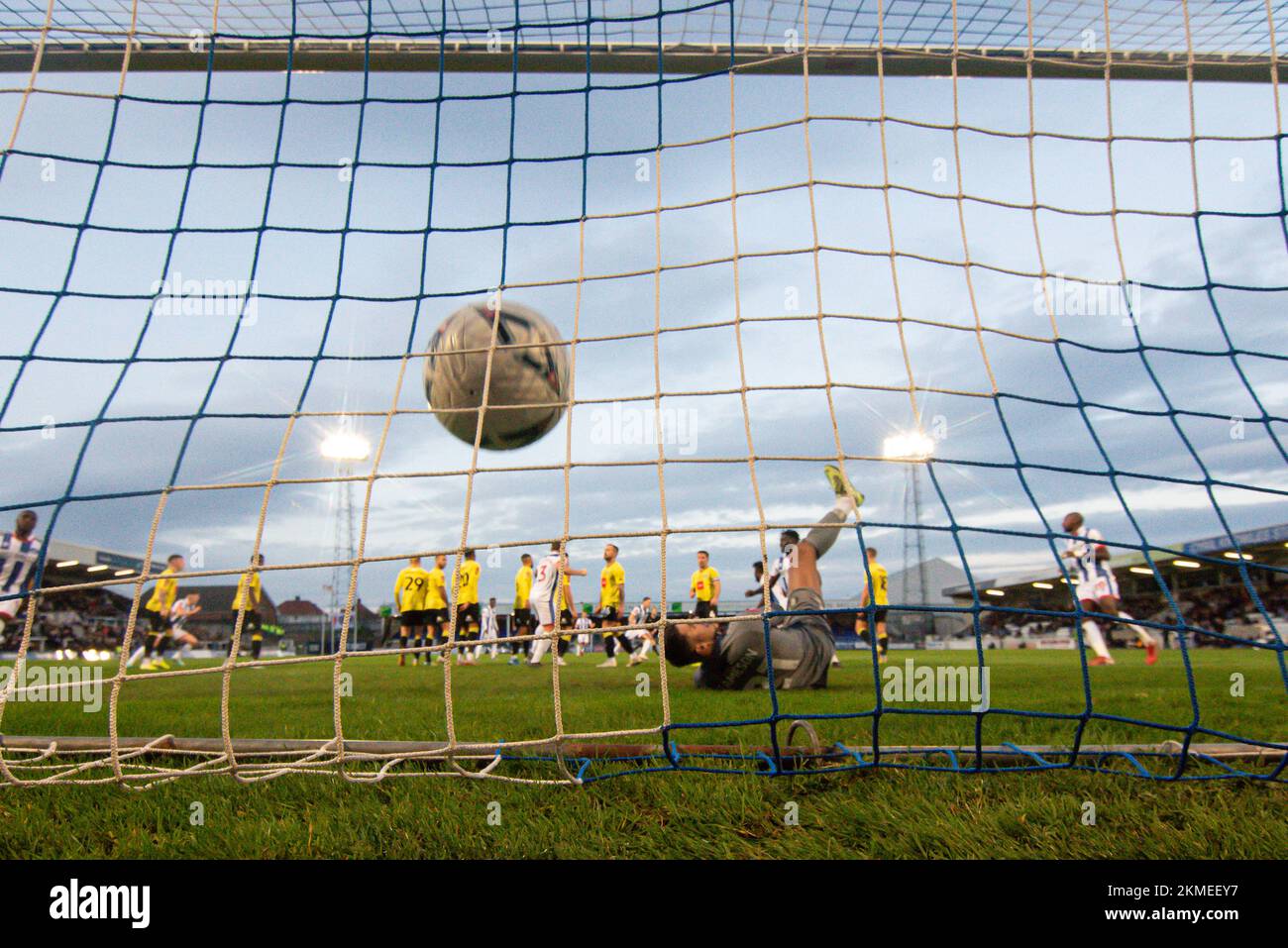 Hartlepool, Regno Unito. 19th Nov 2022. I calci gratuiti di Hartlepool United's Callum Cooke sono troppo caldi per essere in grado di affrontare il Pete Jameson di Harrogate Town durante la partita di fa Cup Second Round tra Hartlepool United e Harrogate Town a Victoria Park, Hartlepool, sabato 26th novembre 2022. (Credit: Scott Llewellyn | NOTIZIE MI) Credit: NOTIZIE MI & Sport /Alamy Live News Foto Stock