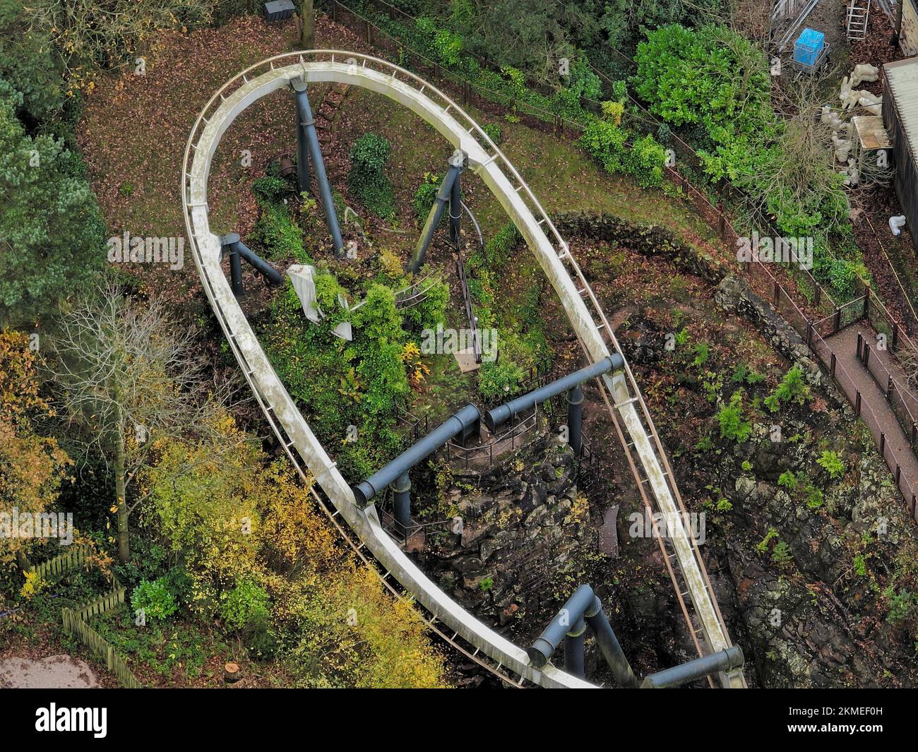 Drone aereo da The Air riprese di Nemesis Rollercoaster a Alton Towers in fase di rimozione 2022 , l'ultima sezione di traccia può essere visto rimosso Foto Stock