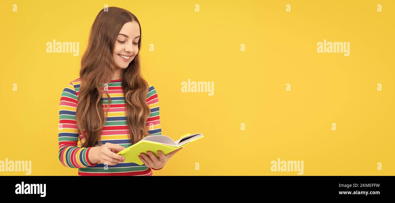 Lettura per il suo proprio godimento. Felice ragazza leggere il libro. Home Reading. Istruzione scolastica. Banner di studentessa scolastica. Scuola bambino ritratto allievo con Foto Stock