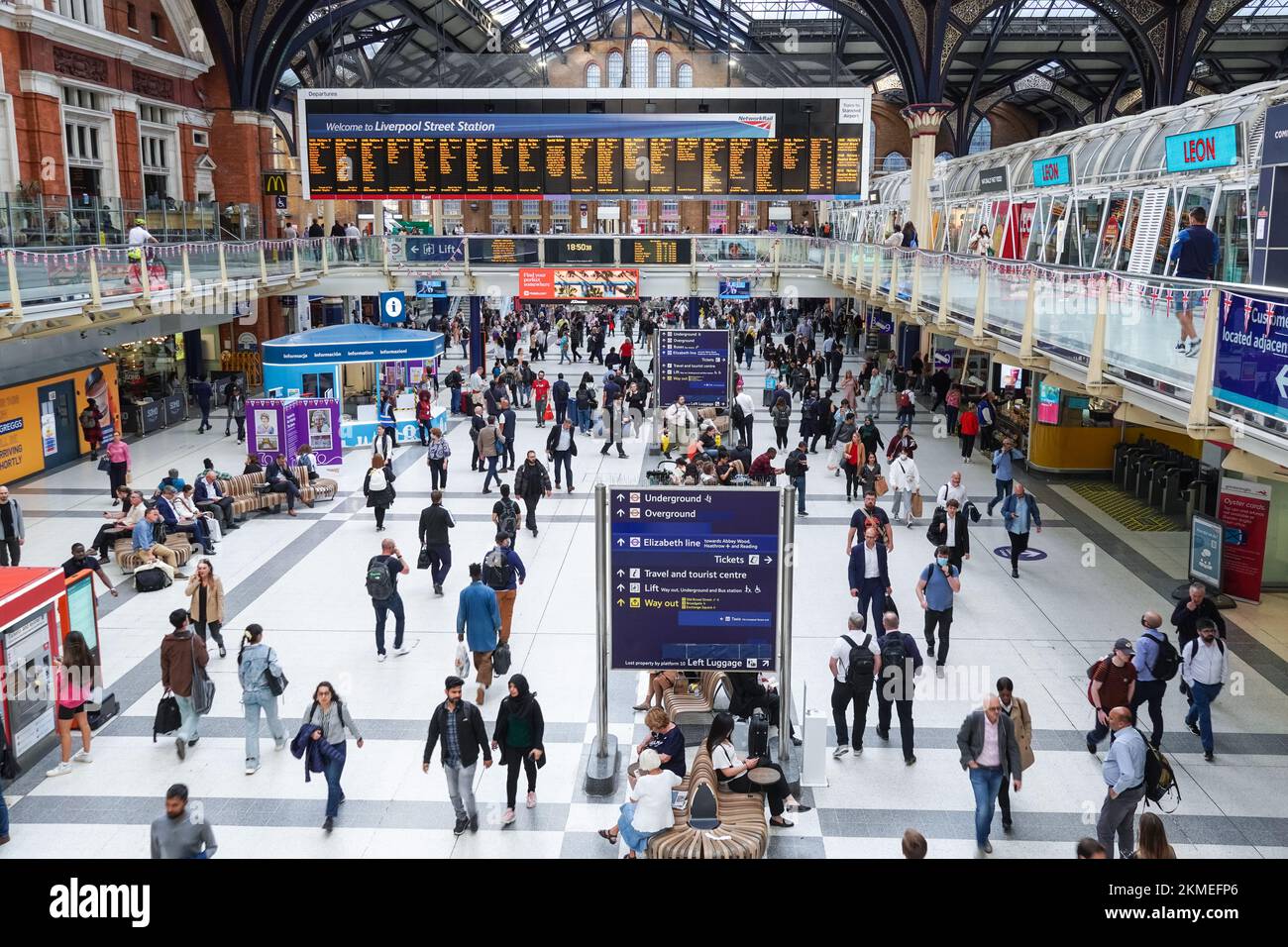 Passeggeri all'atrio principale della stazione di Liverpool Street, Londra, Inghilterra, Regno Unito, Regno Unito Foto Stock