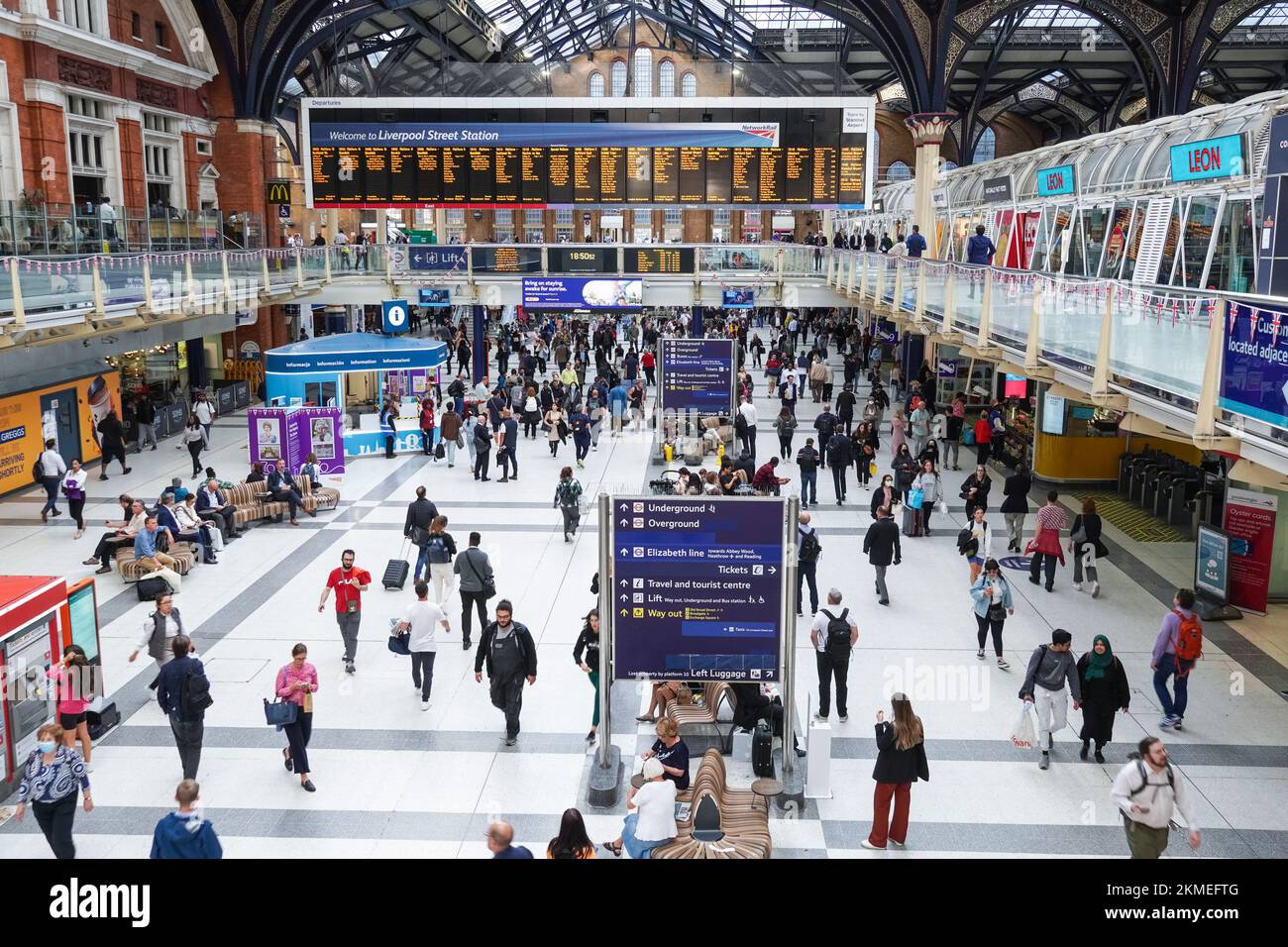 Passeggeri all'atrio principale della stazione di Liverpool Street, Londra, Inghilterra, Regno Unito, Regno Unito Foto Stock