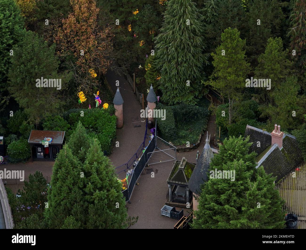 Immagini aeree del drone di Alton Towers Inclduing Closurers invernali, mercatino di Natale, Lightopia e Air Galatica Rollercoaster Foto Stock