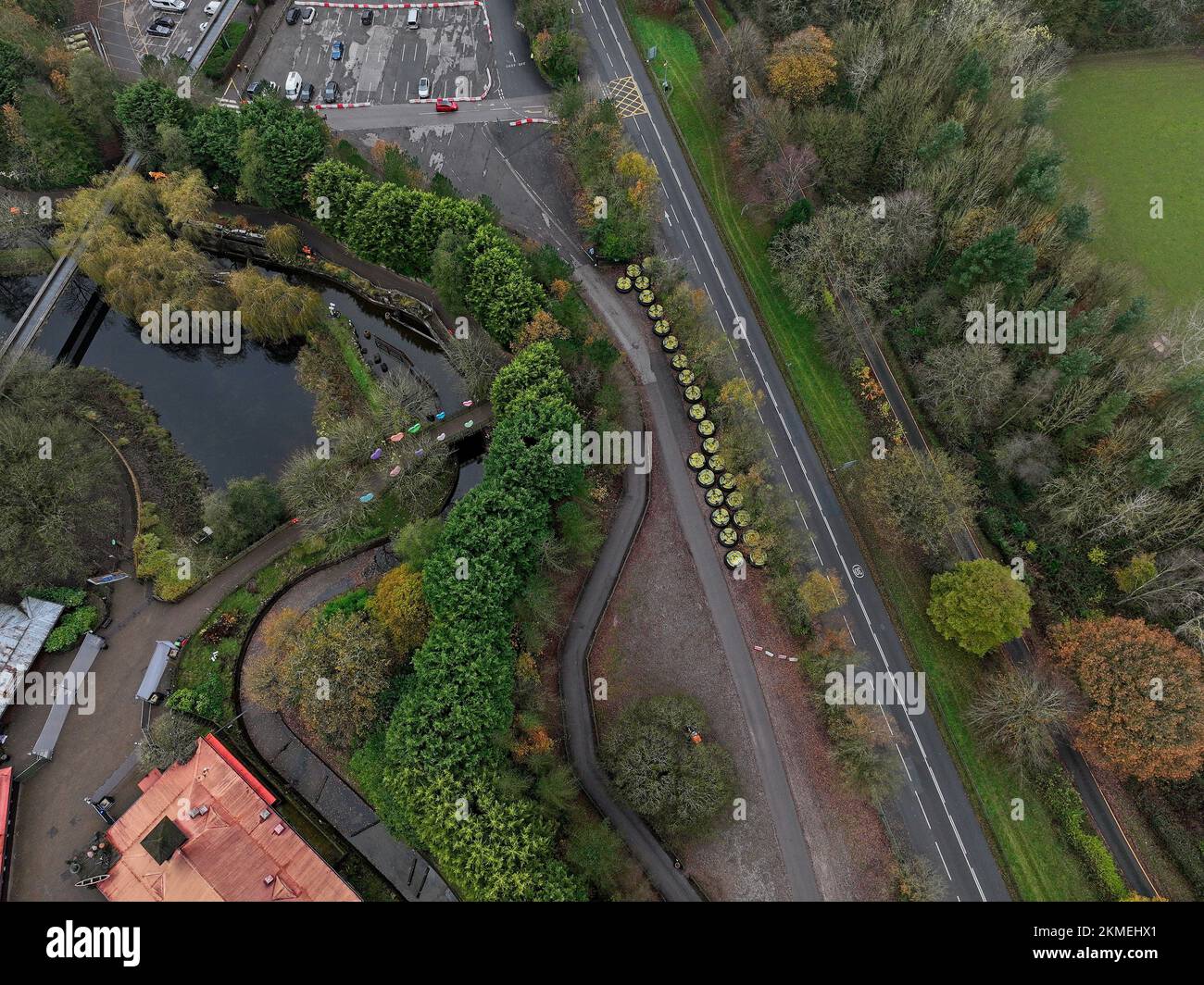 Immagini aeree del drone di Alton Towers Inclduing Closurers invernali, mercatino di Natale, Lightopia e Air Galatica Rollercoaster Foto Stock