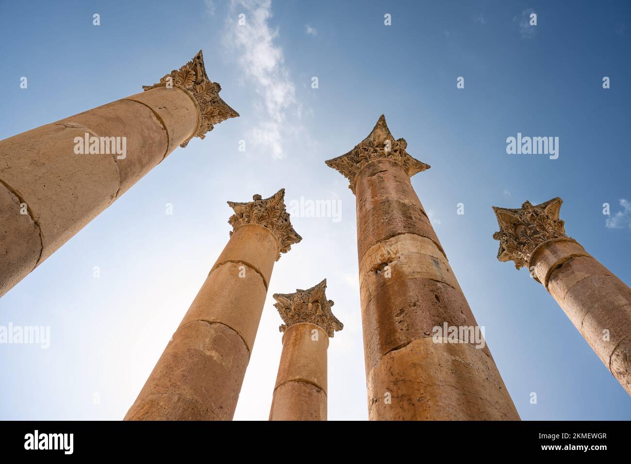 Tempio di Artemide colonne corinzie nell'antica città romana di Gerasa vicino a Jerash, Giordania Foto Stock