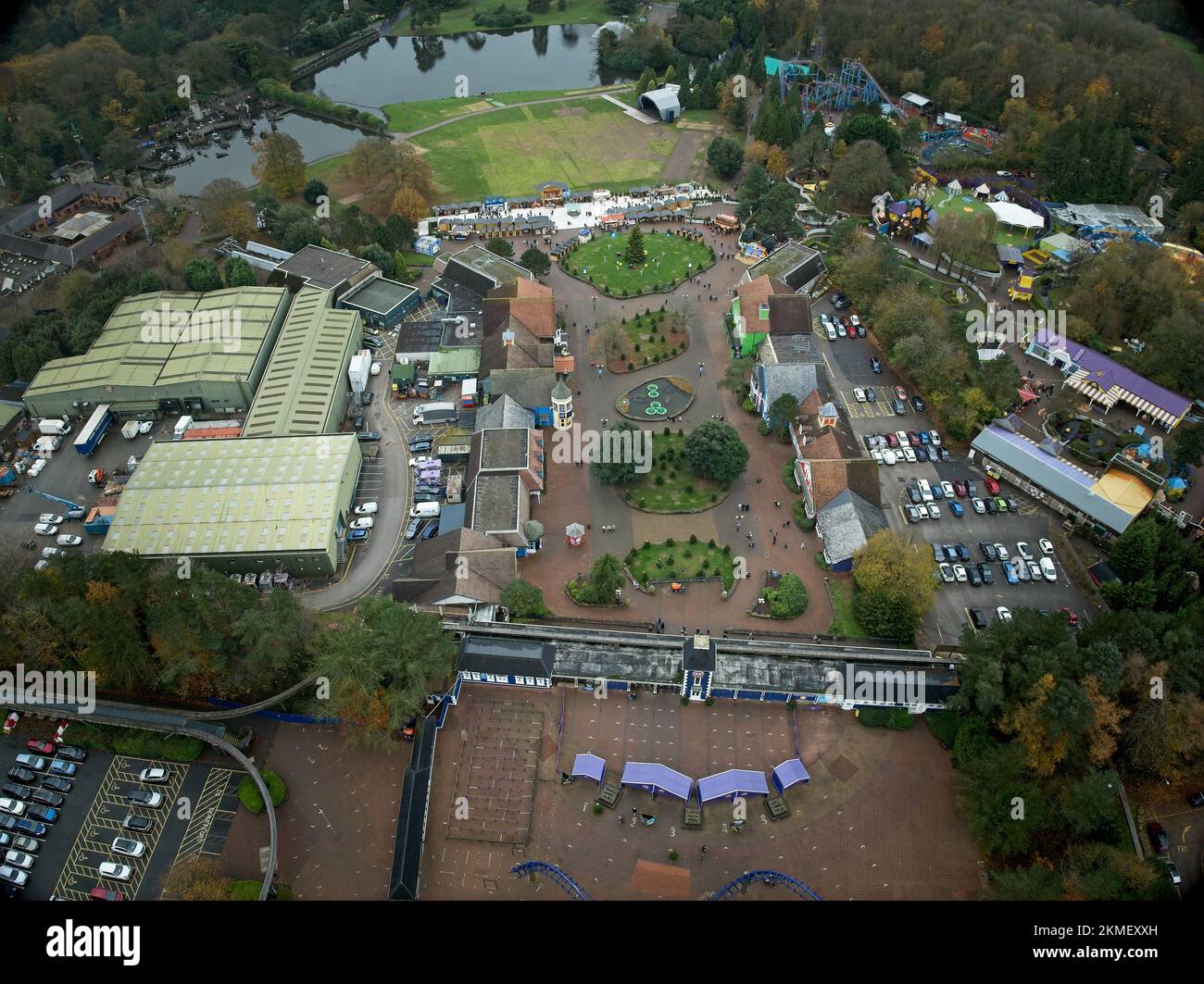 Immagini aeree del drone di Alton Towers Inclduing Closurers invernali, mercatino di Natale, Lightopia e Air Galatica Rollercoaster Foto Stock