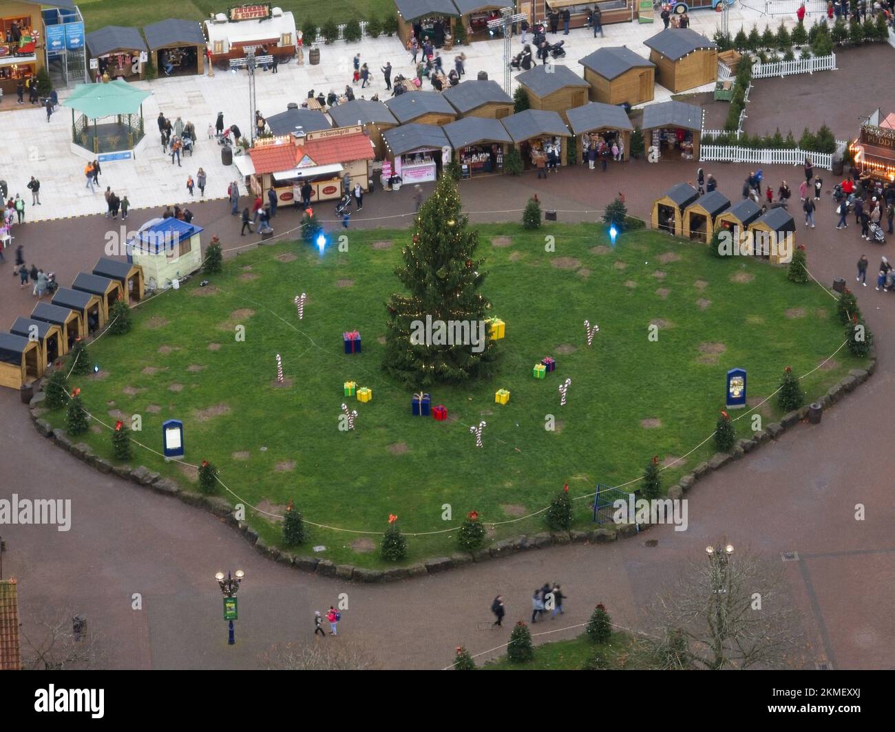 Immagini aeree del drone di Alton Towers Inclduing Closurers invernali, mercatino di Natale, Lightopia e Air Galatica Rollercoaster Foto Stock