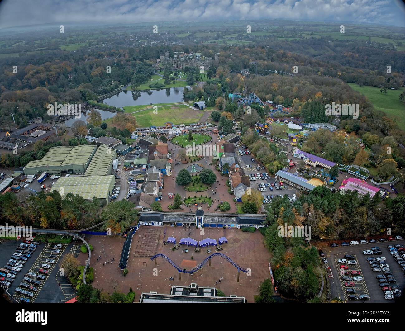 Immagini aeree del drone di Alton Towers Inclduing Closurers invernali, mercatino di Natale, Lightopia e Air Galatica Rollercoaster Foto Stock