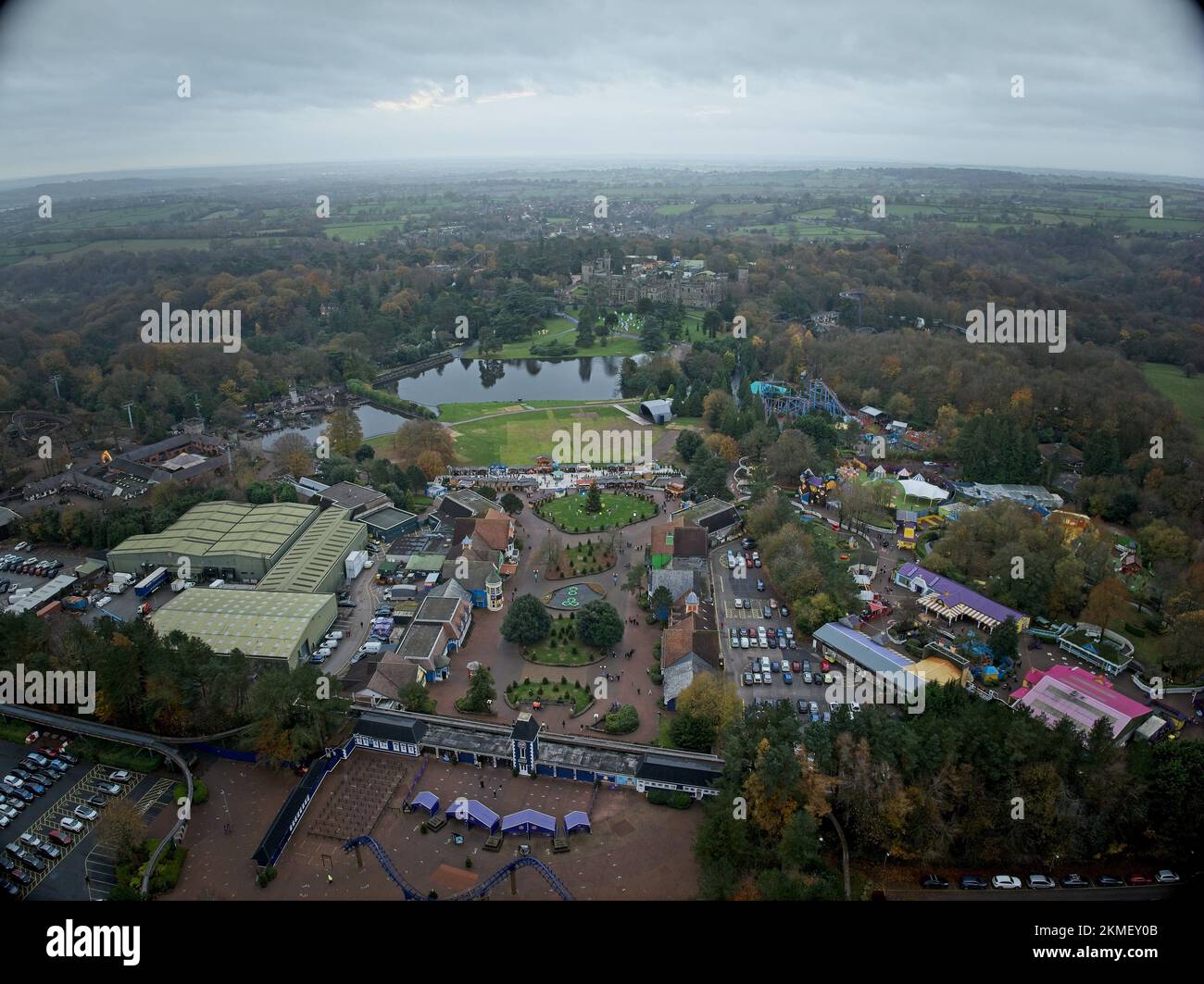 Immagini aeree del drone di Alton Towers Inclduing Closurers invernali, mercatino di Natale, Lightopia e Air Galatica Rollercoaster Foto Stock