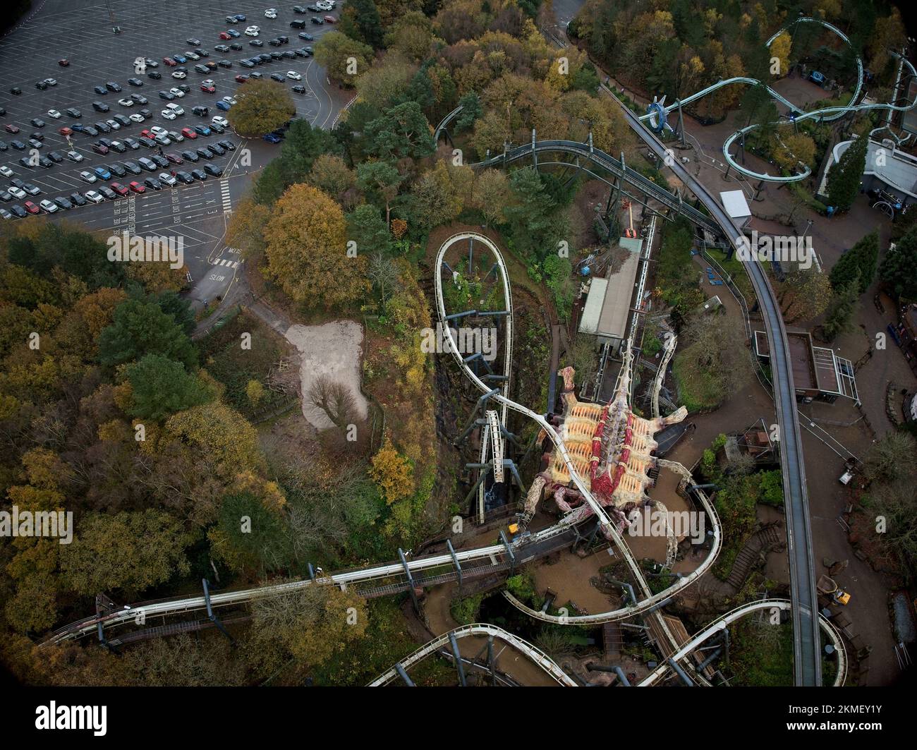Drone aereo da The Air riprese di Nemesis Rollercoaster a Alton Towers in fase di rimozione 2022 , l'ultima sezione di traccia può essere visto rimosso Foto Stock