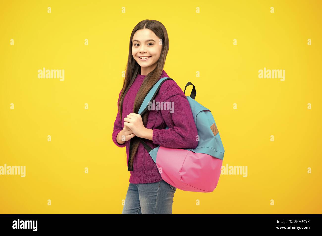 Torna a scuola. Adolescente scuola ragazza pronta ad imparare. Bambini della scuola su sfondo giallo isolato. Foto Stock