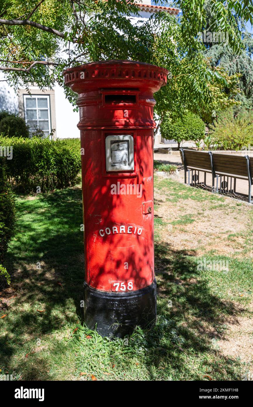 Correios, casella di lettere rossa. Servizi postali in Portogallo, Almeida, Distretto di Guarda, Portogallo Foto Stock