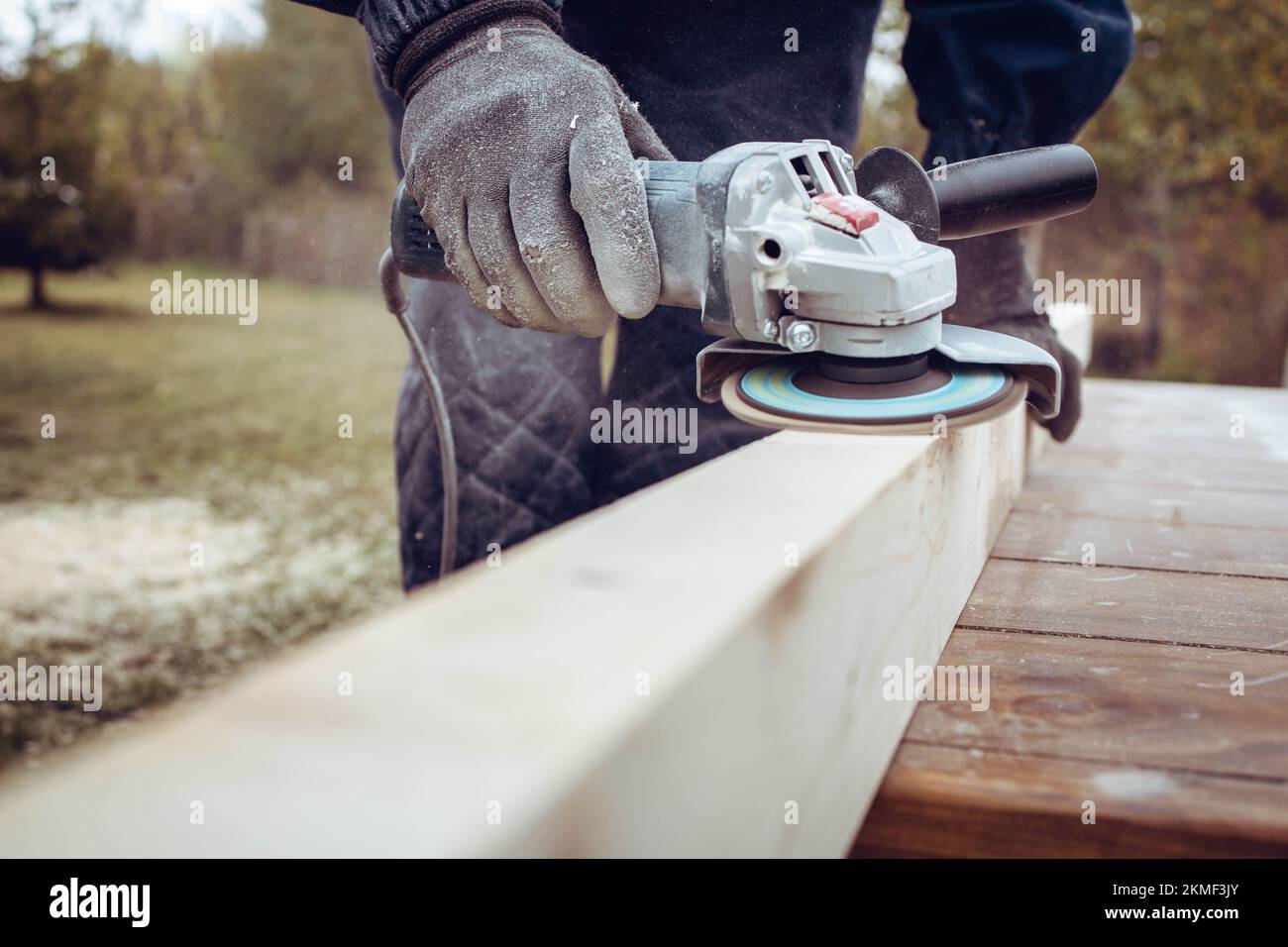Uomo che utilizza una smerigliatrice elettrica per lucidare la tavola di  legno Foto stock - Alamy