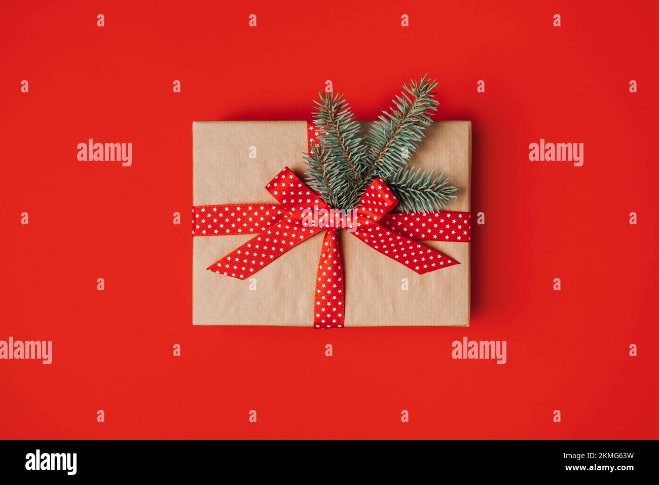 Migliori scatole di abbonamento per Natale e le feste. Xmas Subscription Box da dare e ricevere. Confezione regalo in abbonamento, pacchetto Care con colore rosso Foto Stock