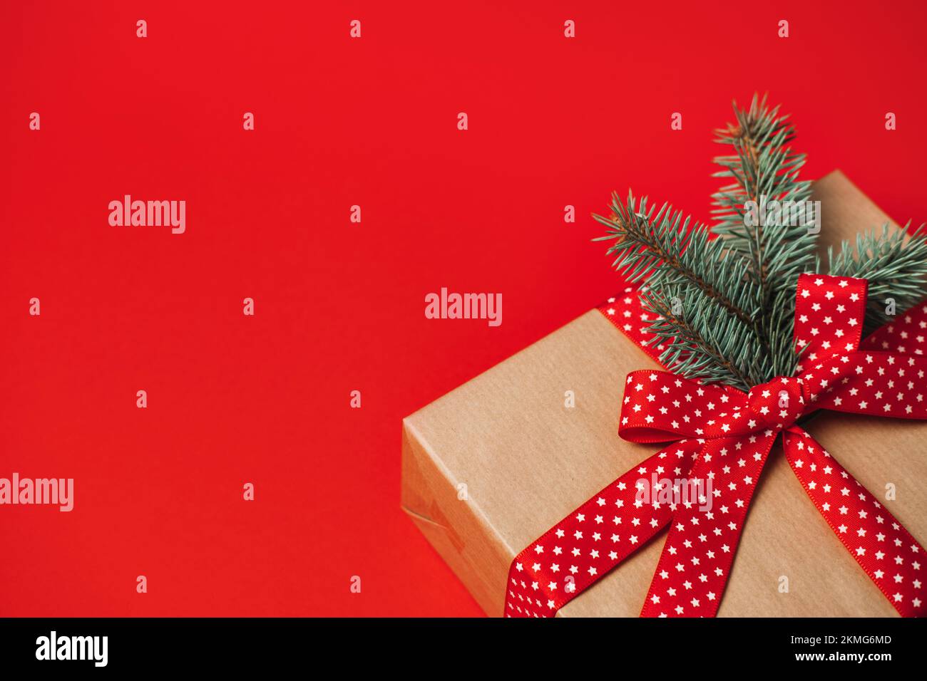 Migliori scatole di abbonamento per Natale e le feste. Xmas Subscription Box da dare e ricevere. Confezione regalo in abbonamento, pacchetto Care con colore rosso Foto Stock