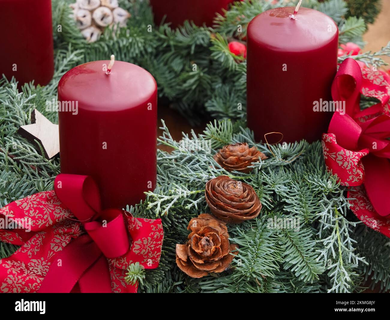 Nuova corona d'Avvento con vere candele e decorazioni natalizie Foto Stock