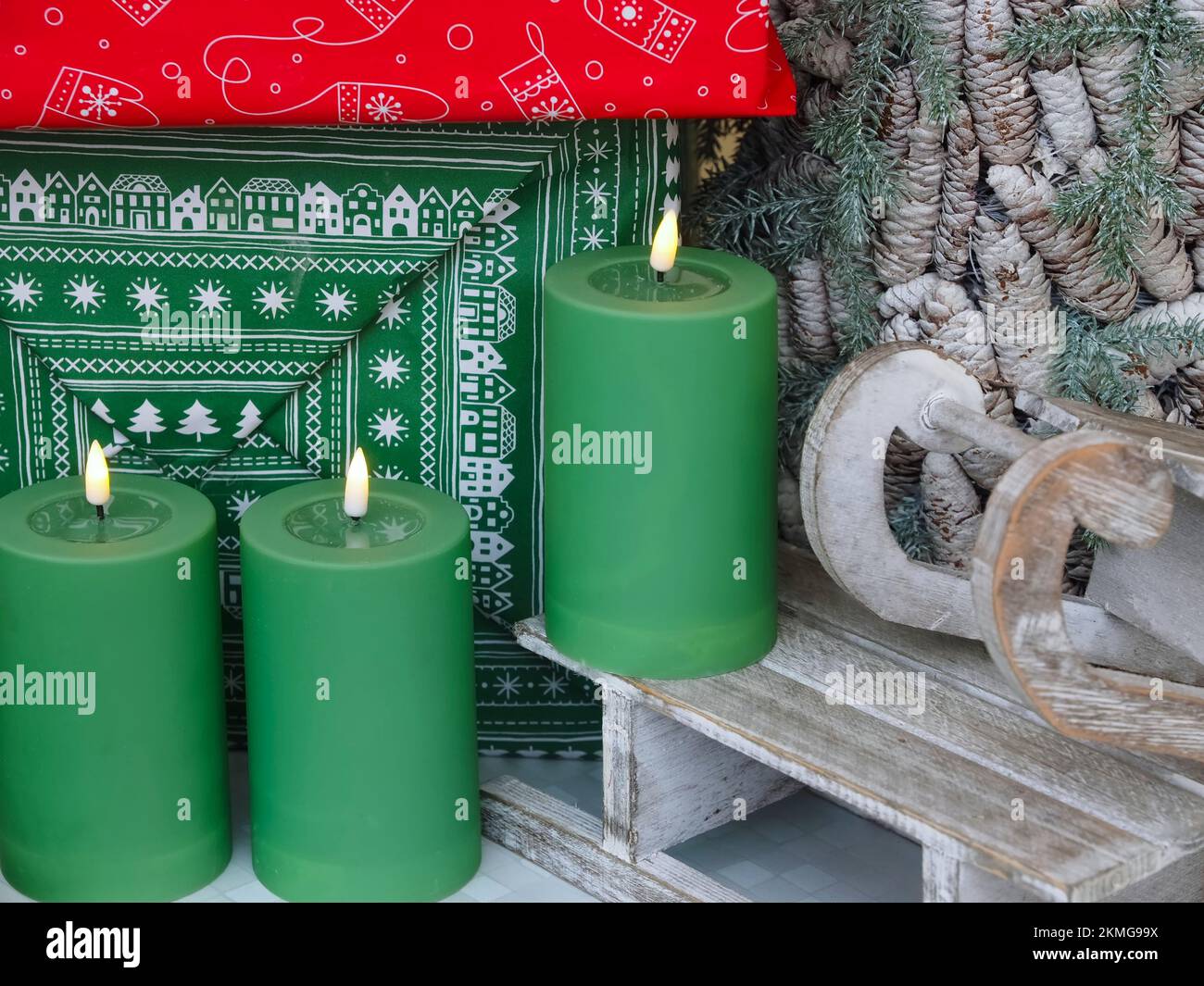 Nuova corona d'Avvento con vere candele e decorazioni natalizie Foto Stock