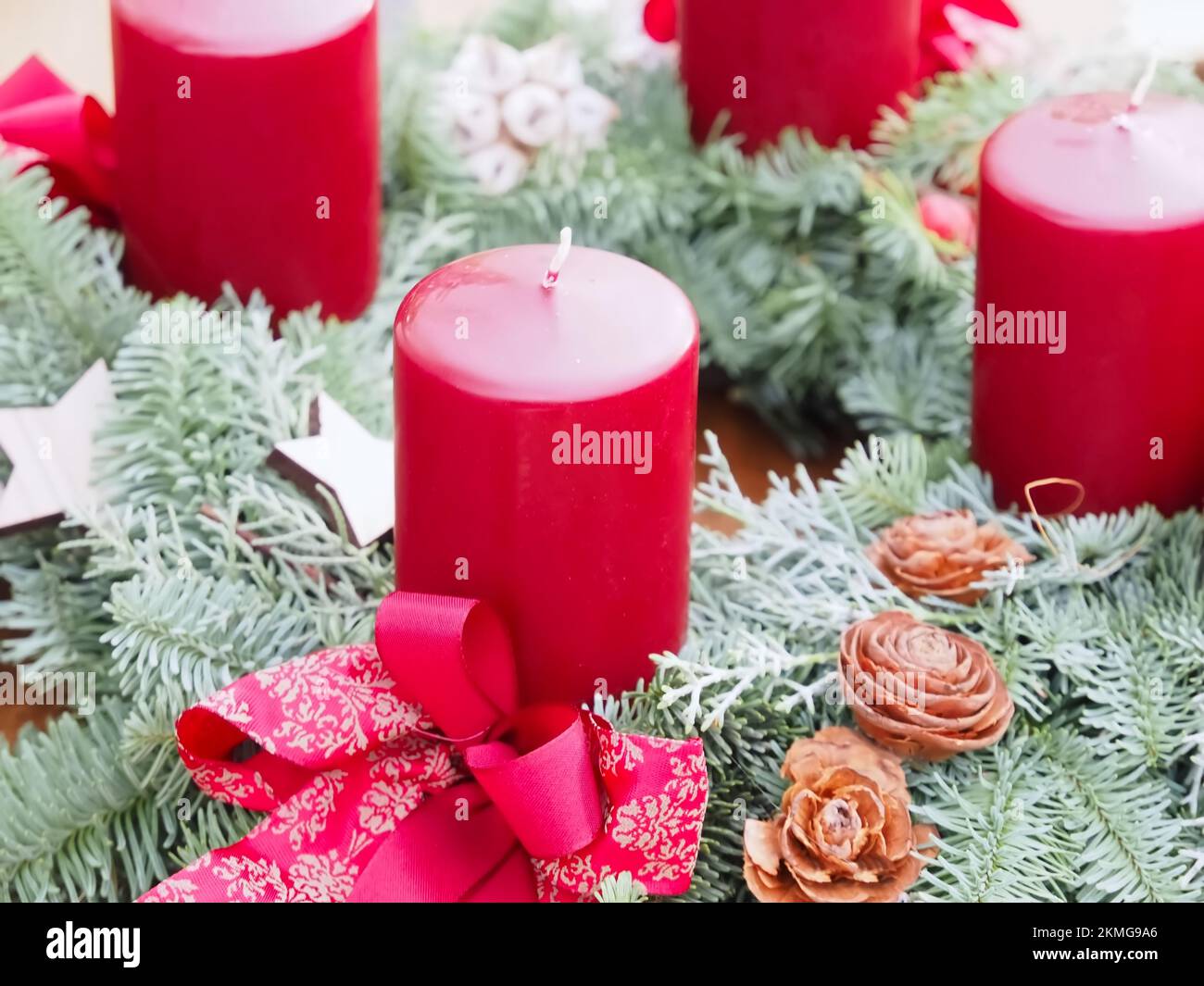 Nuova corona d'Avvento con vere candele e decorazioni natalizie Foto Stock